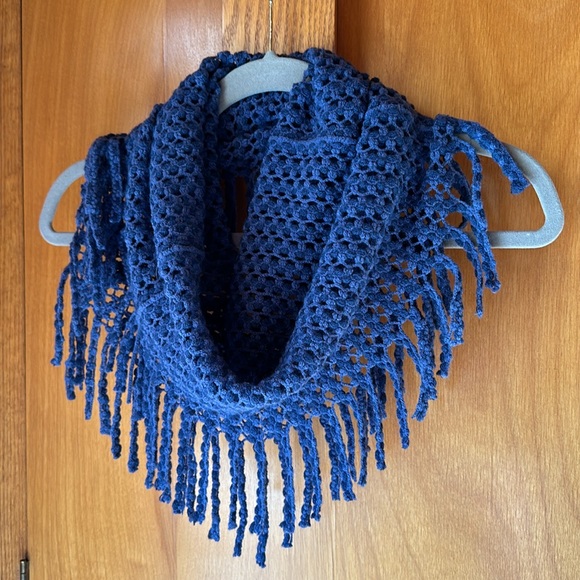 Pretty denim blue knit fringe infinity scarf - Picture 3 of 4